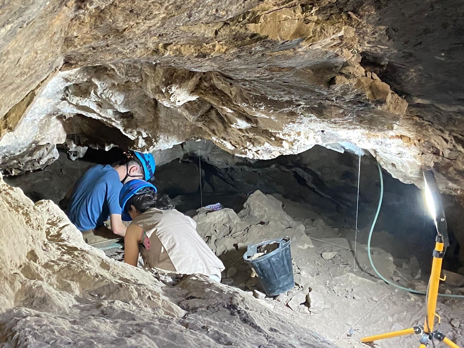 Los hallazgos de restos humanos de la edad del Cobre, en la cueva del río Cuadros, en Bedmar, en imágenes