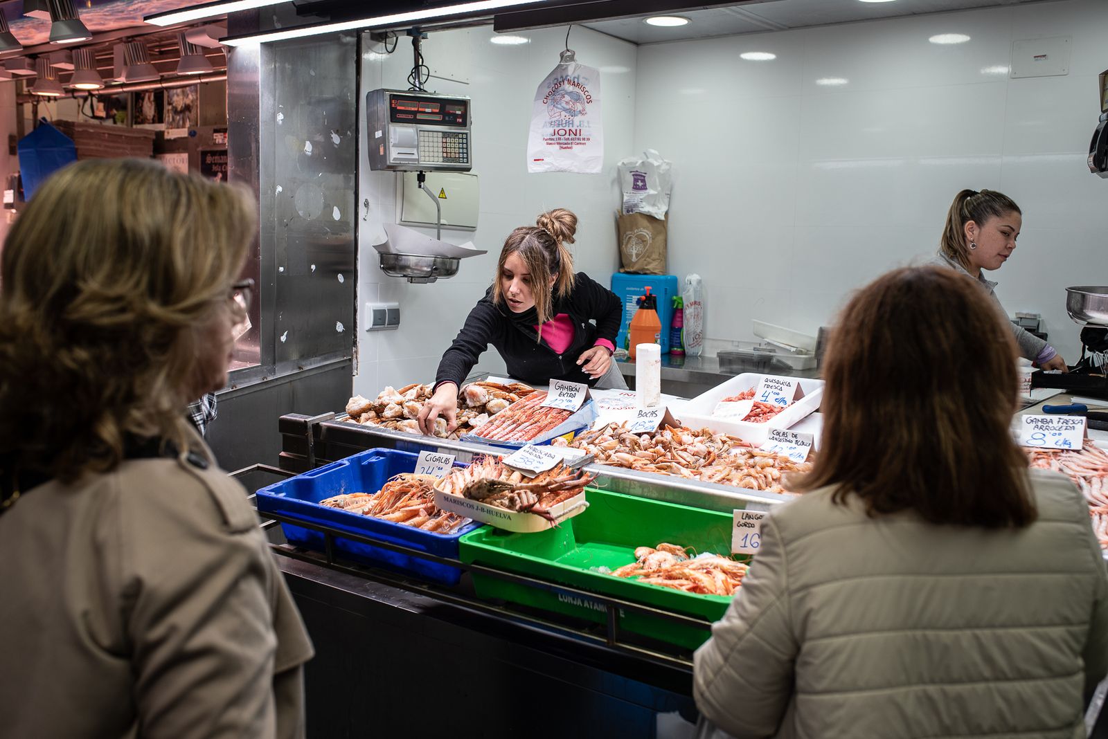 Las últimas compras en el Mercado del Carmen antes de Navidad, en imágenes