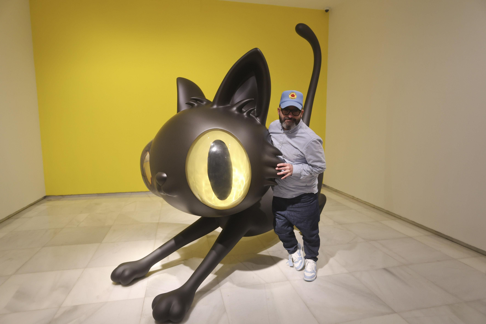 Las fotos de la exposición de Javier Calleja en Málaga y su gato Günter