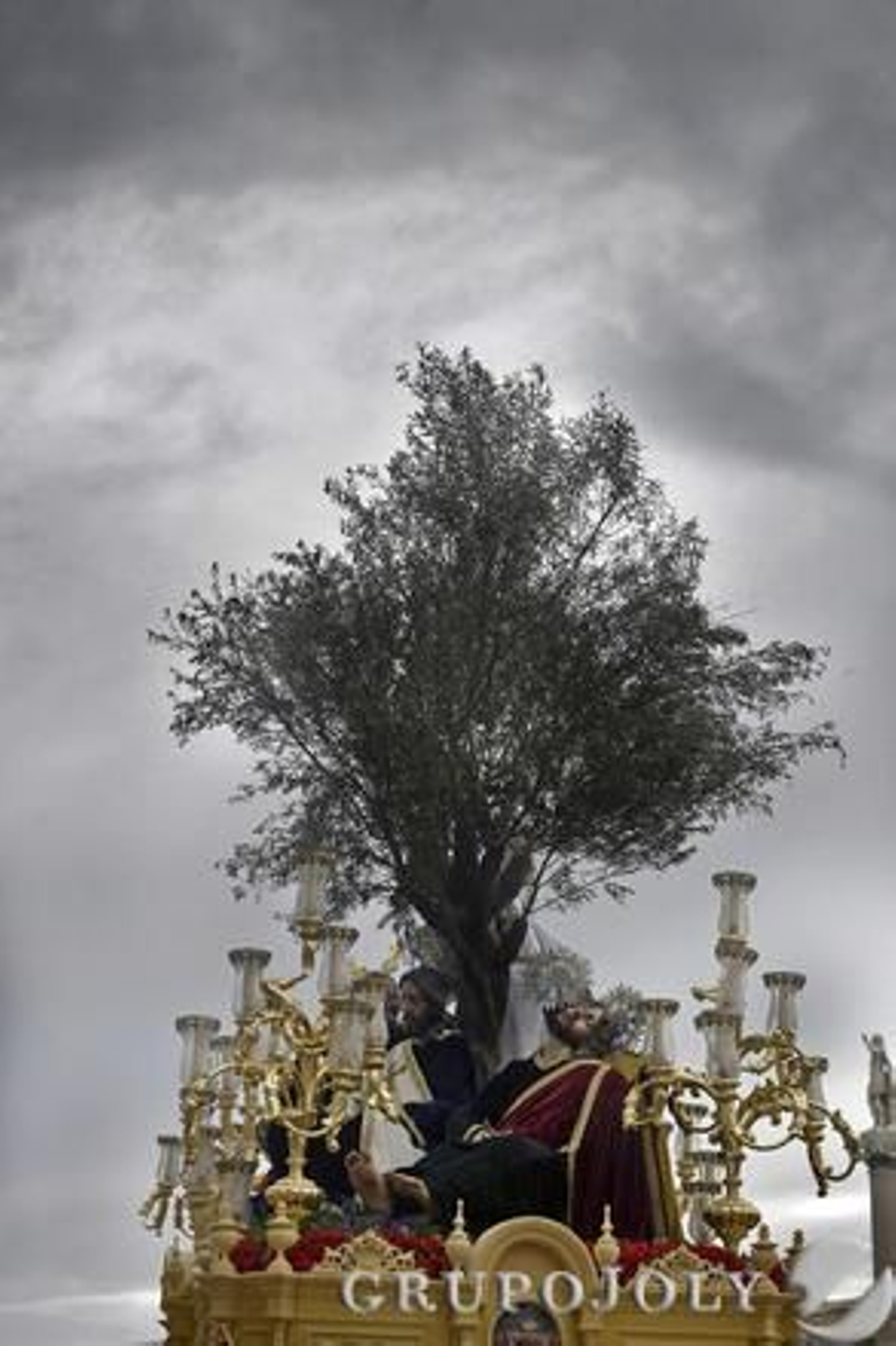 La Oración en el Huerto sale pero se ve obligada a volver a su templo a causa de la lluvia.

Foto: Julio Gonzalez