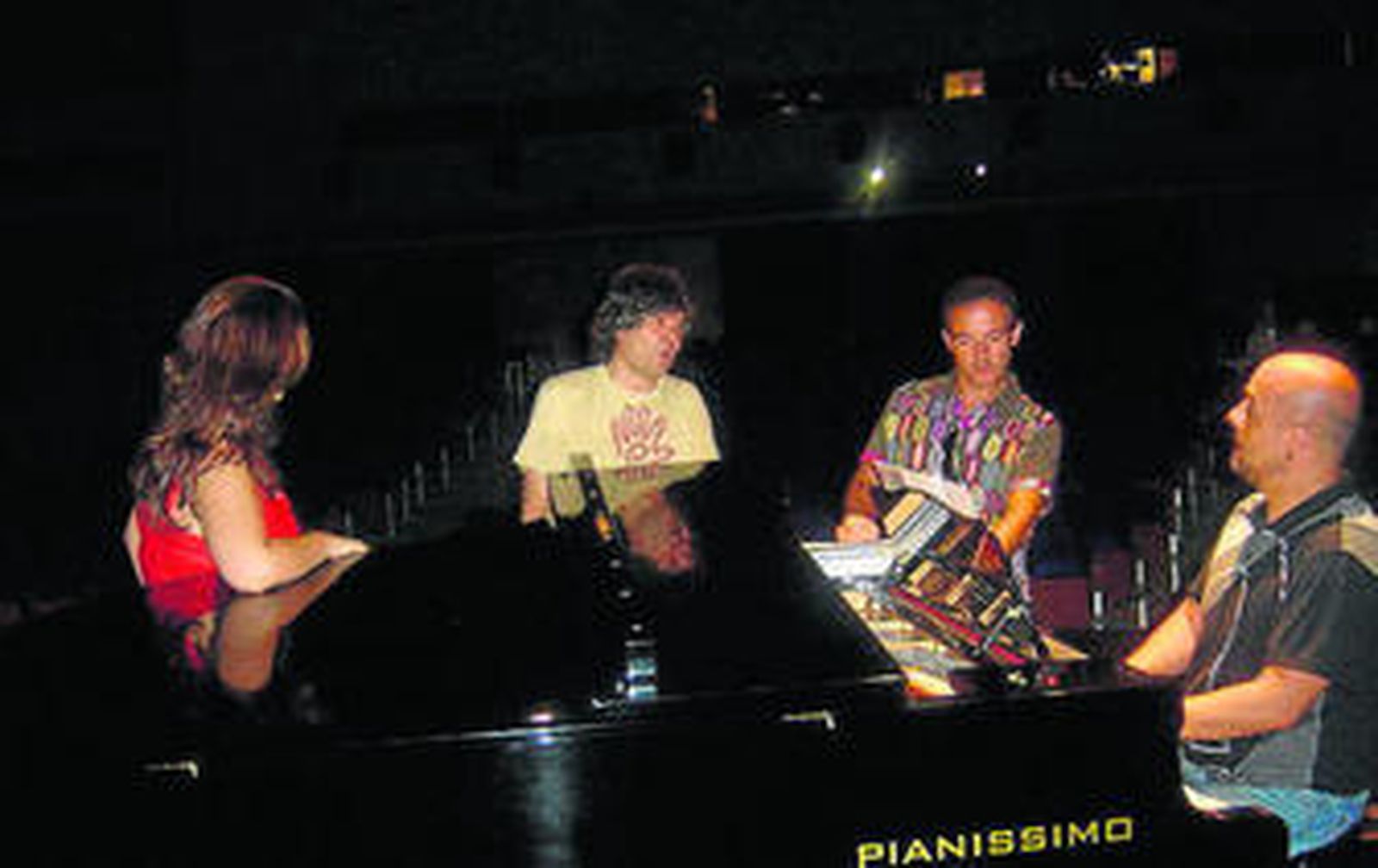 El tenor y la compañía, en uno de los ensayos.