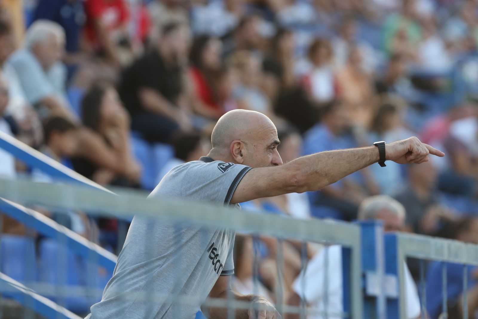Juan Pedro, atento al partido ayer en la banda del campo de La Juventud.
