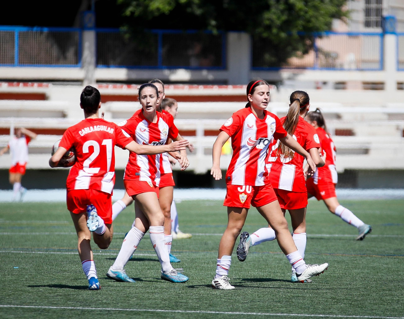 Las rojiblancas celebran un gol de Carla Aguilar en un partido disputado en el Estadio de La Juventud esta temporada.