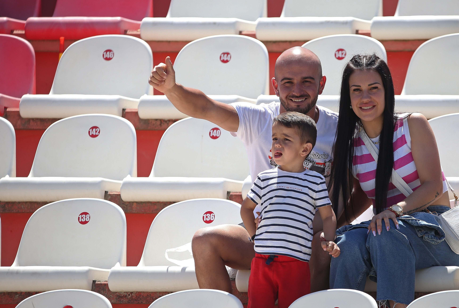 Fotos de la afición durante el Algeciras - Celta B en el estadio Nuevo Mirador