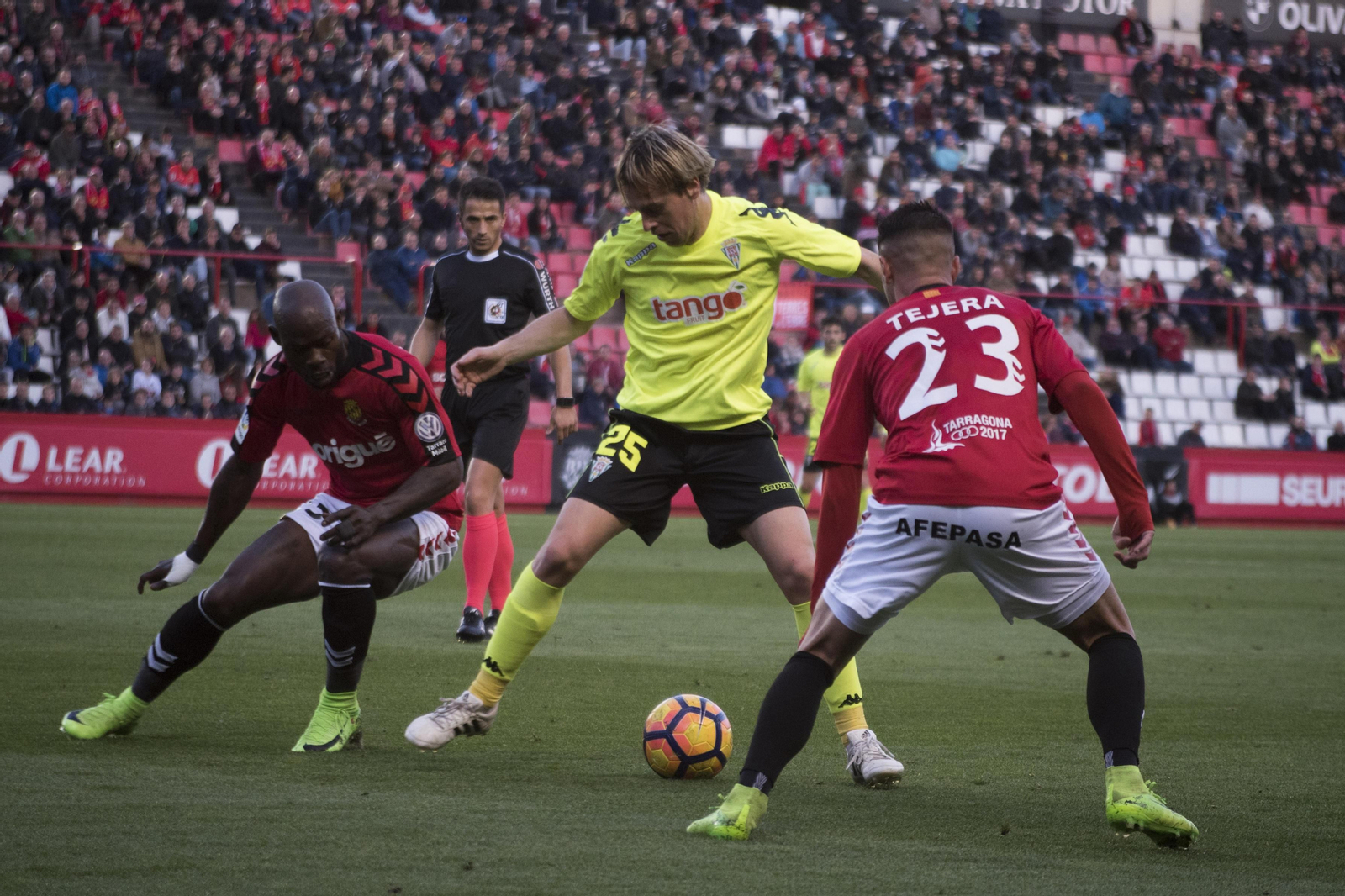 Javi Lara, presionado por Emaná y Sergio Tejera.