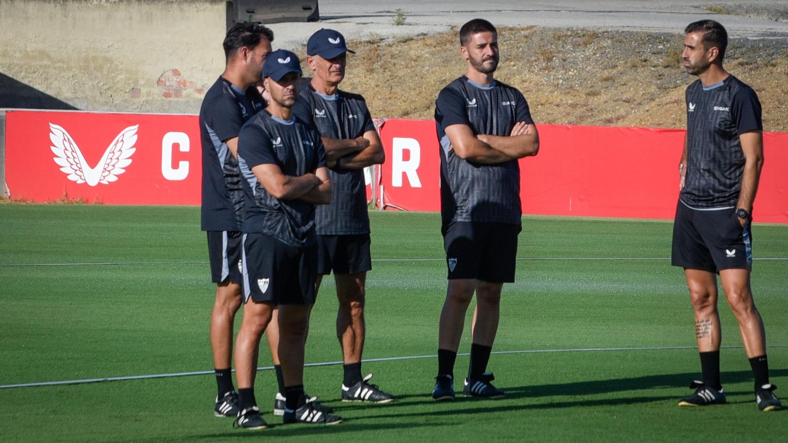 José Luis Mendilibar junto a su cuerpo técnico, con rostros cariacontecidos.