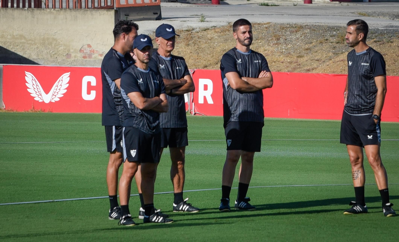 José Luis Mendilibar junto a su cuerpo técnico, con rostros cariacontecidos.