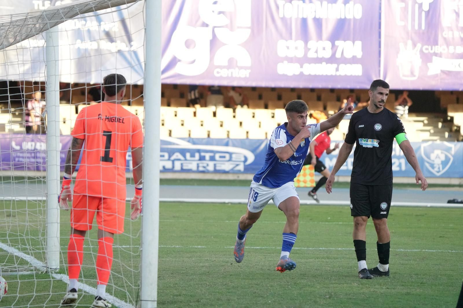 El delantero Santisteban celebra el 3-1 que anotó pocos minutos después de entrar en el campo.