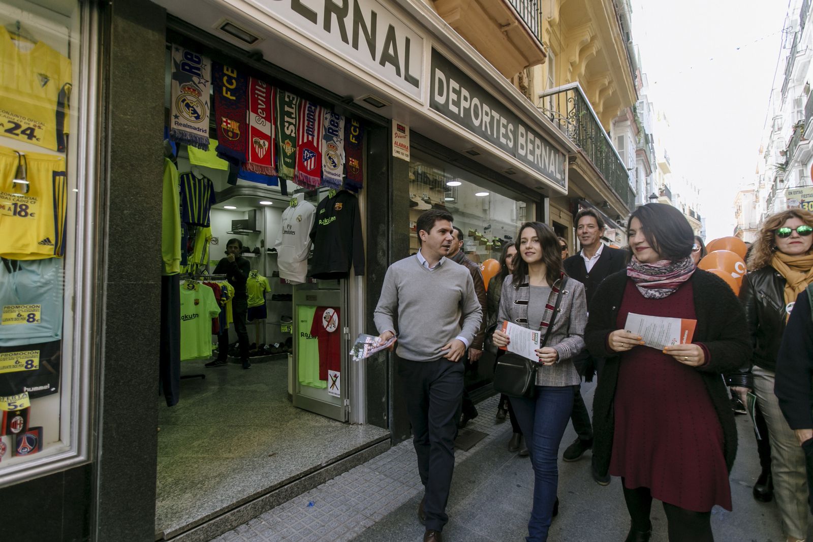 Inés Arrimadas  con los candidatos por Cádiz por la calle Pelota.