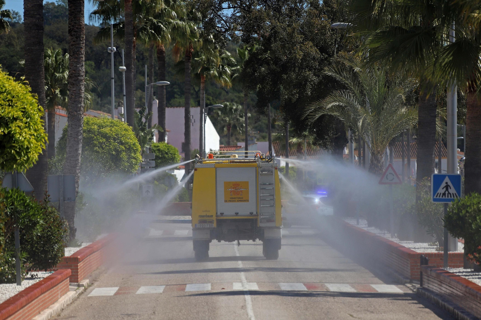 Labores de desinfección en Castellar, este viernes.