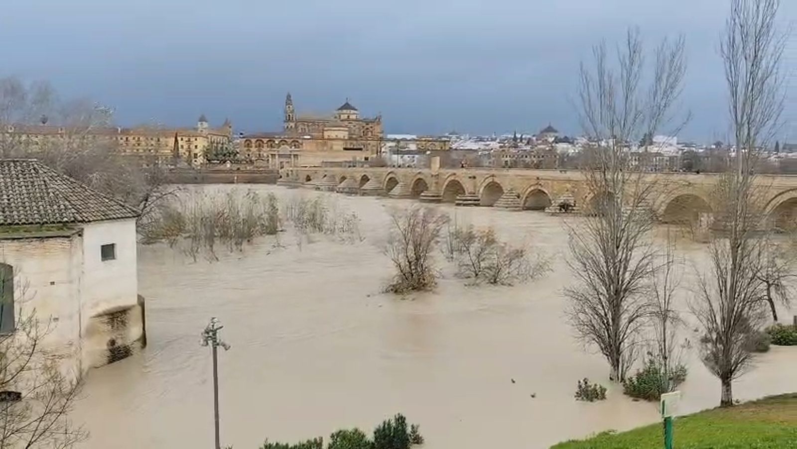 La impactante crecida del río Guadalquivir a su paso por Córdoba