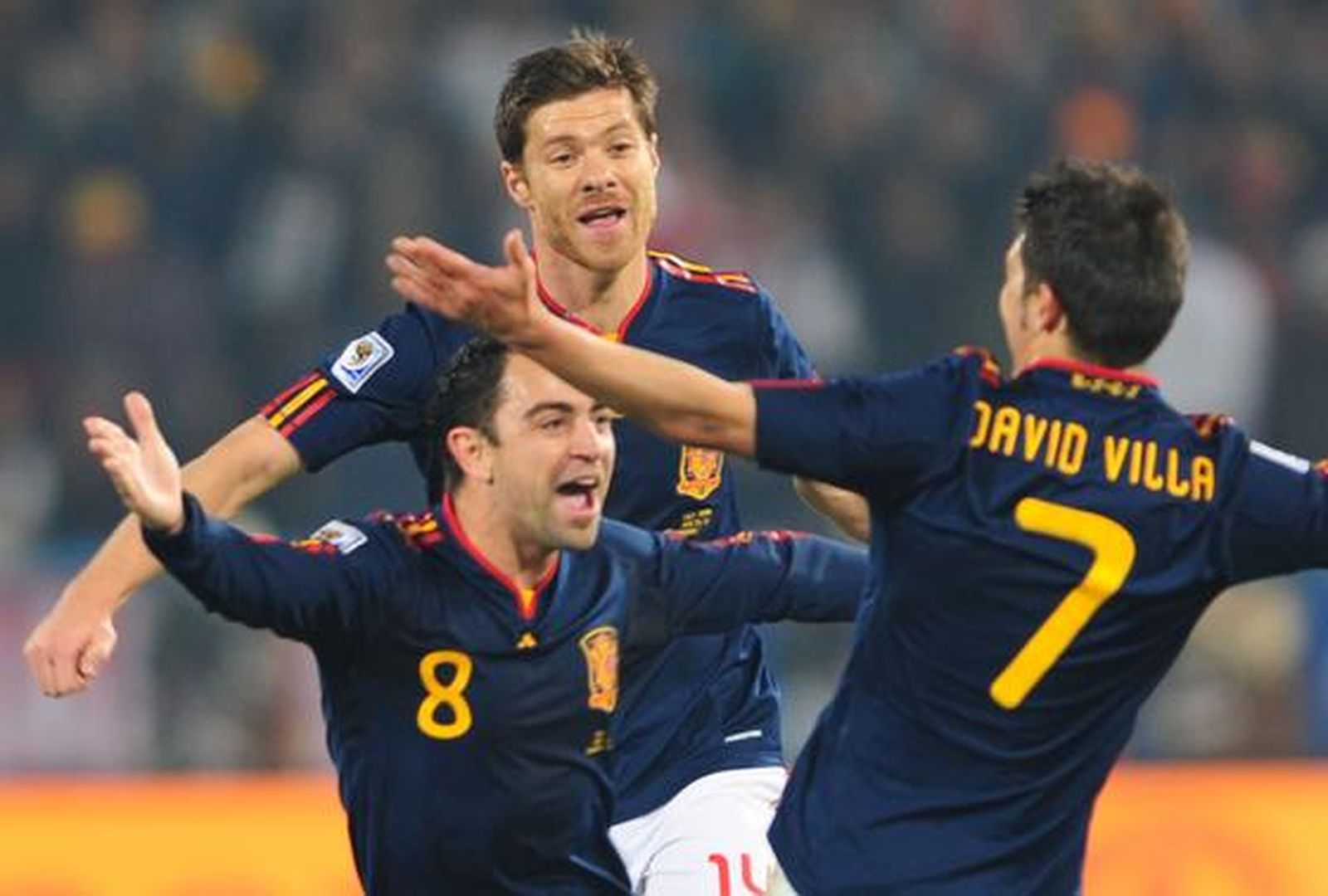 Xavi y Alonso acuden a festejarlo con el asturiano. / Reportaje gráfico: EFE, Reuters, AFP.