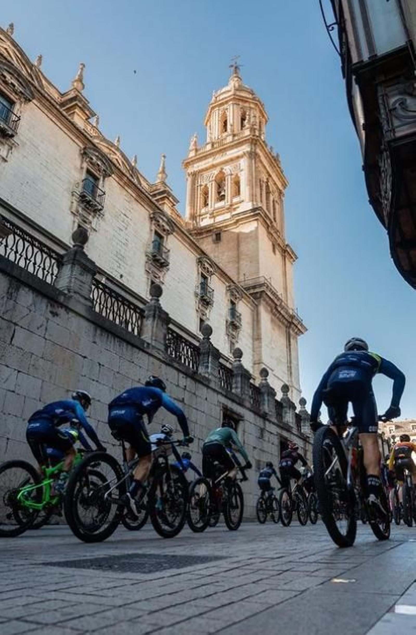 Paso de los competidores en las inmediaciones de la Catedral de Jaén.