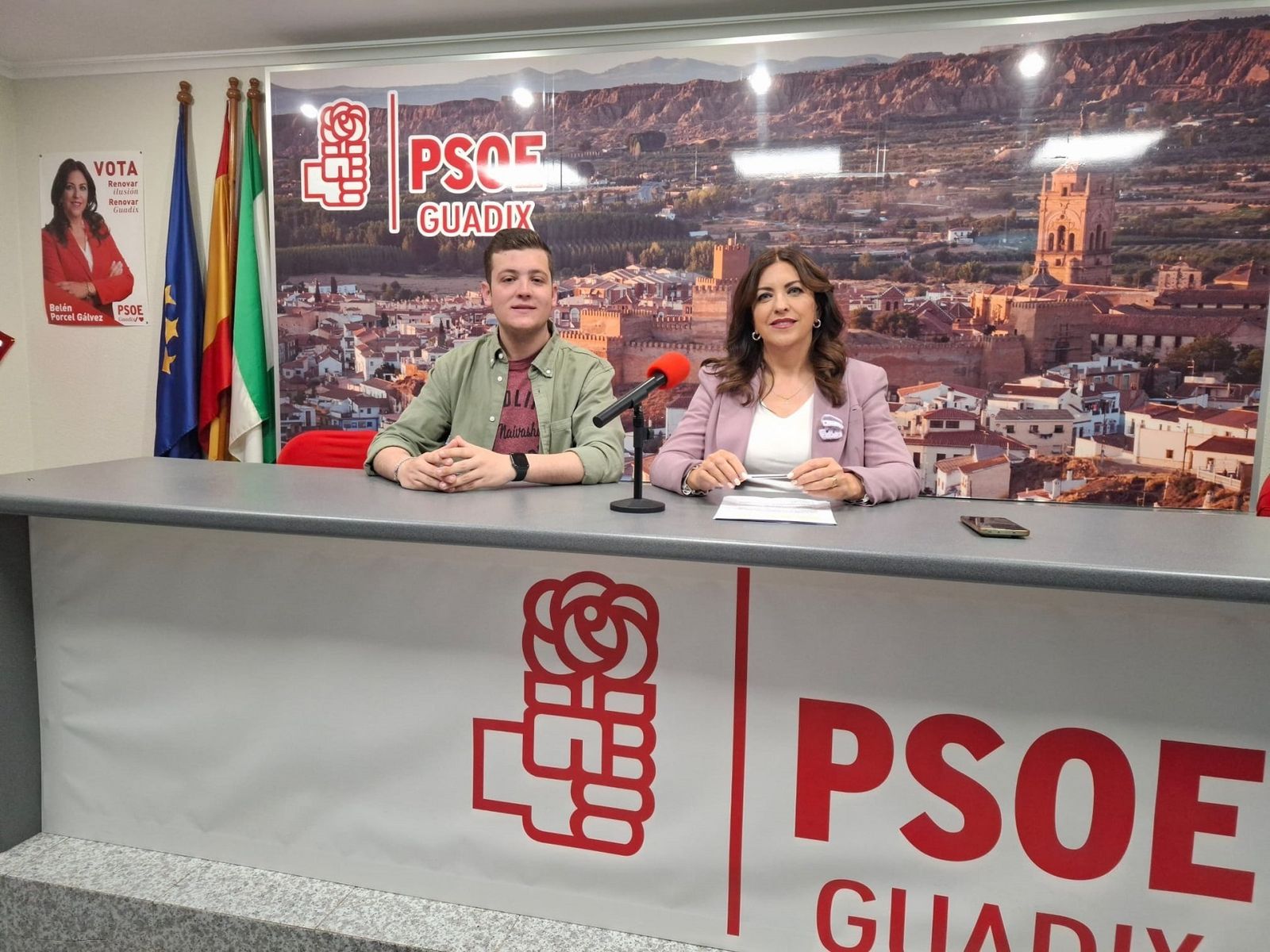 La portavoz socialista en el Ayuntamiento de Guadix, Belén Porcel, y el edil Pablo Aranda. 
