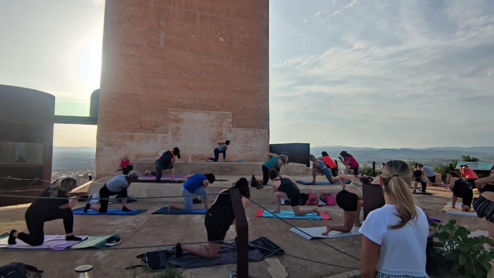 El último taller de Yoga solidario realizado en el entorno del Castillo.