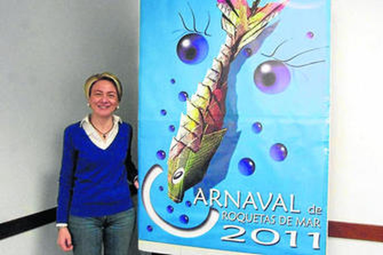 La concejala de Cultura, Eloisa Cabrera junto al Cartel del Carnaval de este año.
