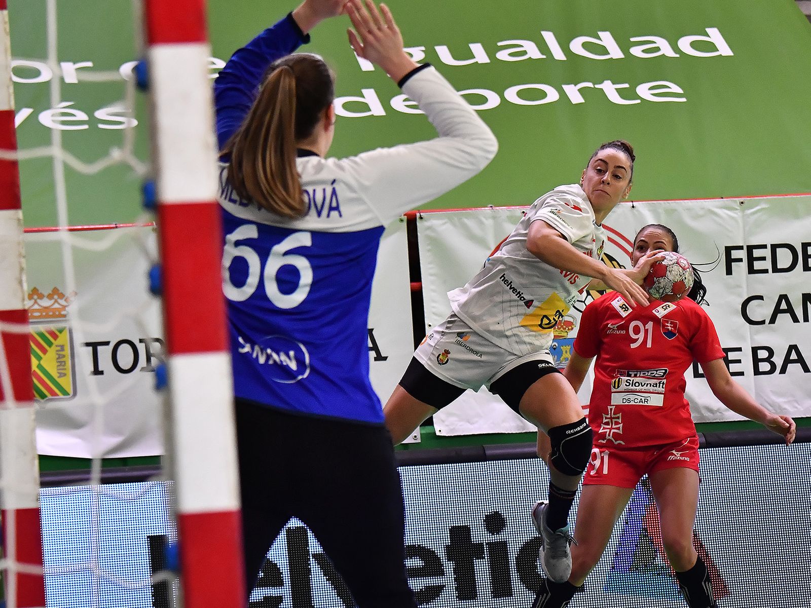 Marta López tira desde el extremo.