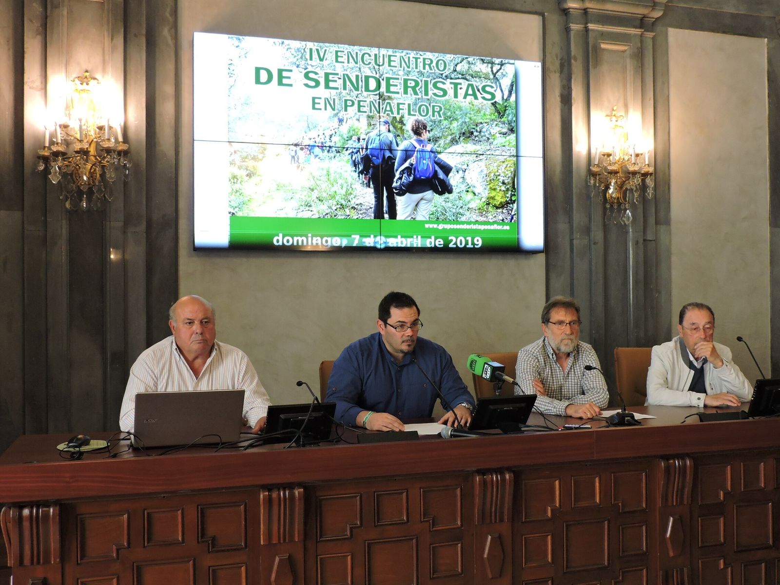 El alcalde de la localidad sevillana de Peñaflor, José Ruiz Herman, acompañado por representantes del Grupo Senderista de Peñaflor.