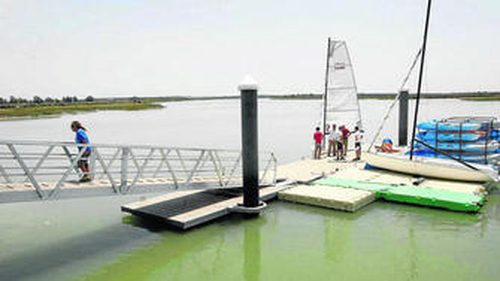 El pantalán sobre el río San Pedro que gestiona el parque de Los Toruños.
