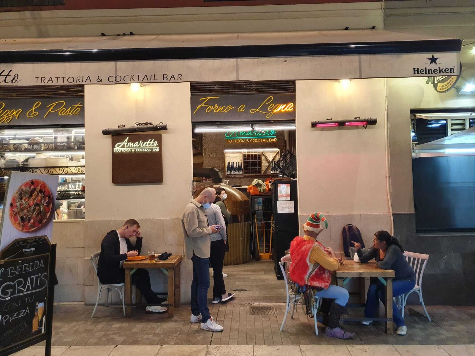 Fotos del 'lleno' en el Centro de Málaga, que apura el toque de queda