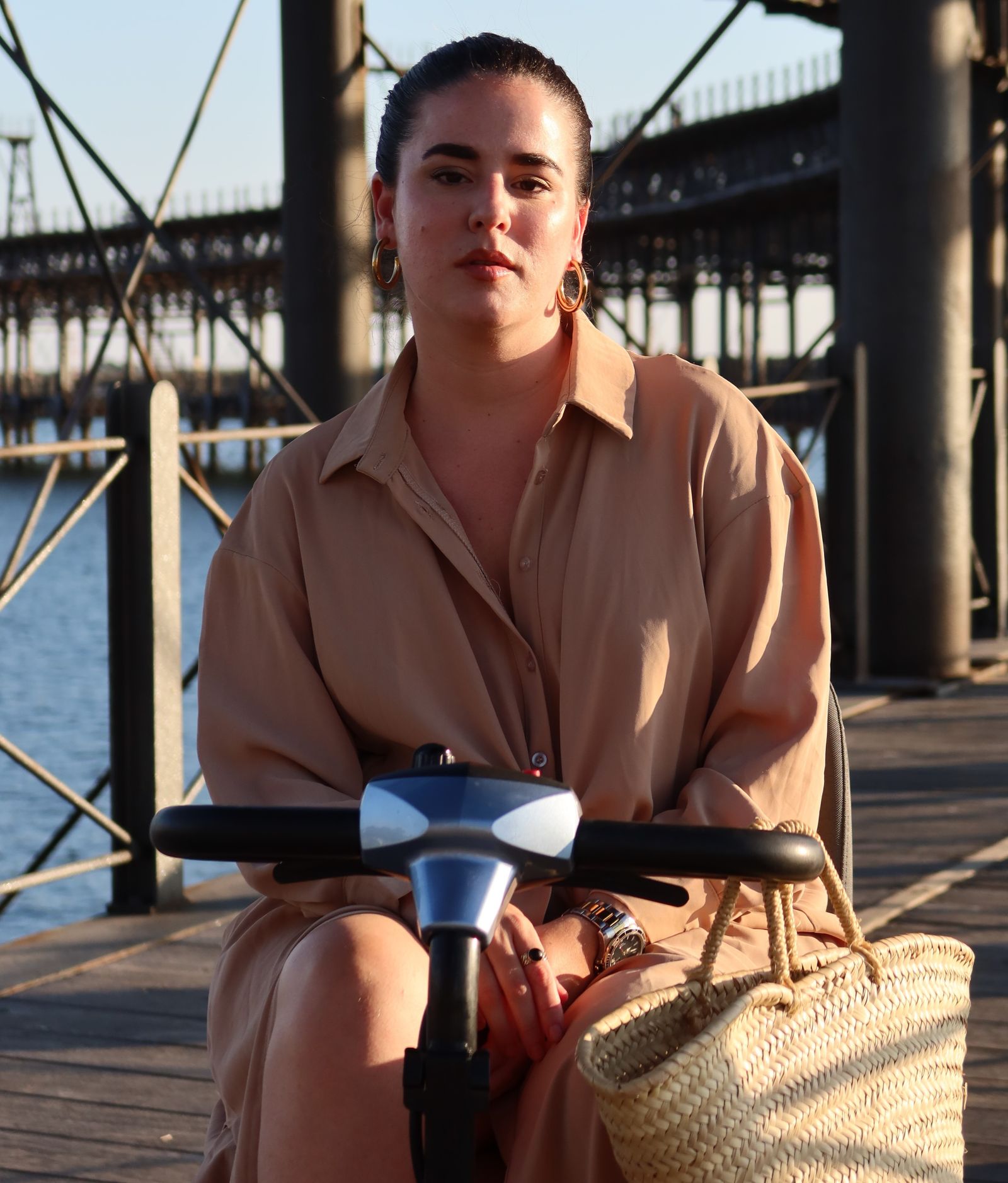 La influencer en el Muelle de la Rio Tinto en Huelva