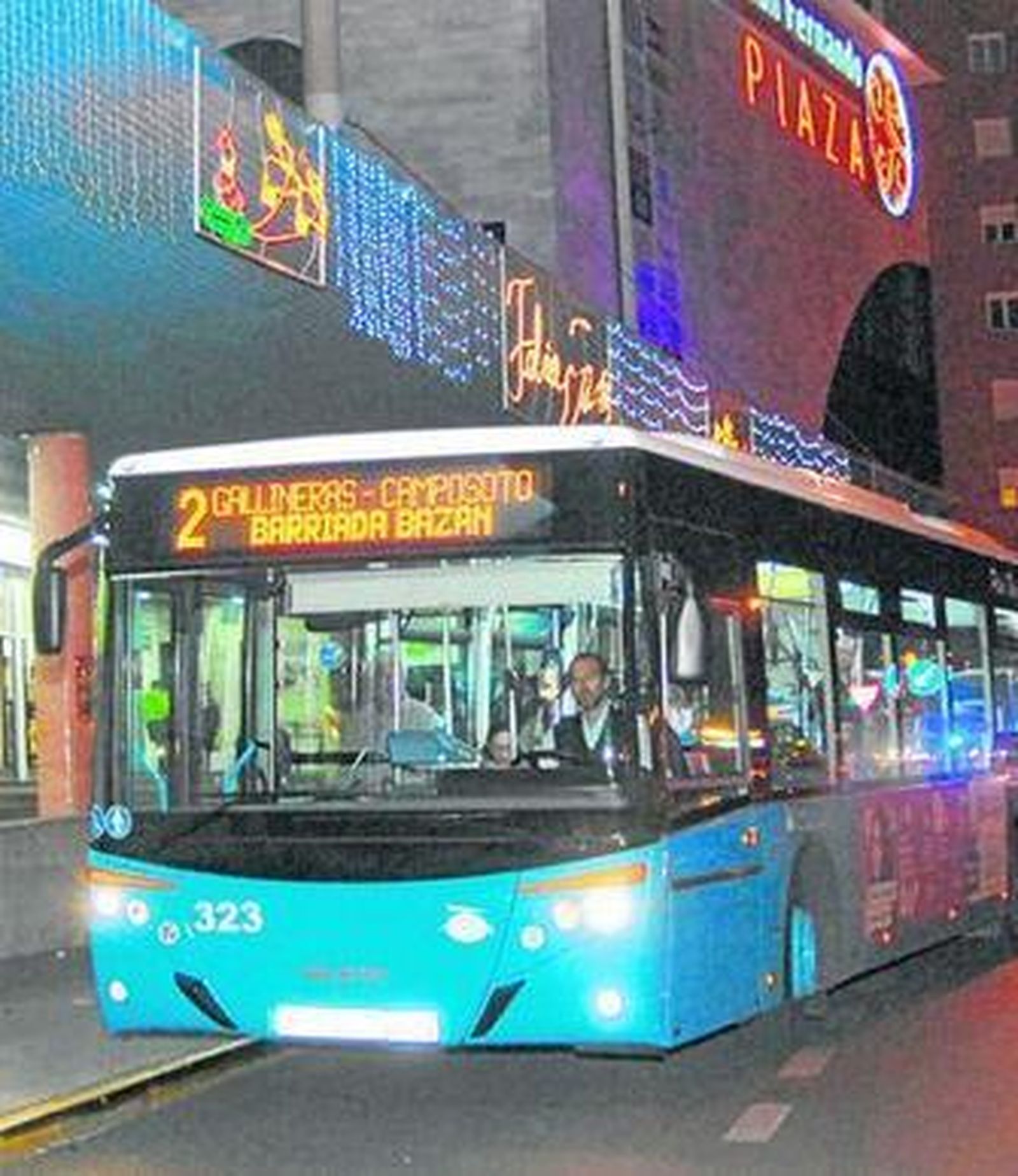 Una autobús urbano, en la parada de León Herrero, de archivo.