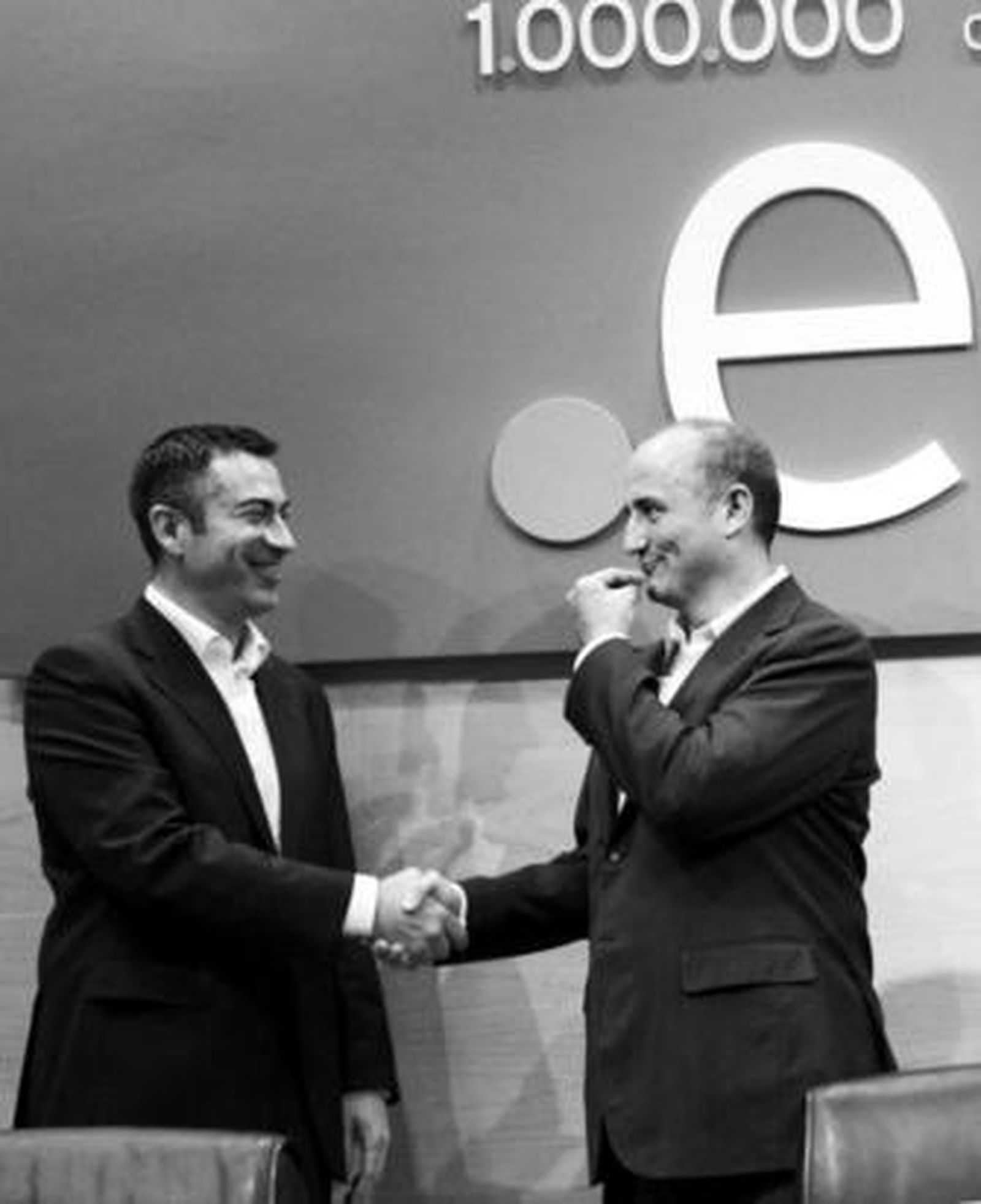 Sebastián conversa en el lenguaje de signos con el presidente de la Confederación de Personas Sordas, Luis J. Cañón.