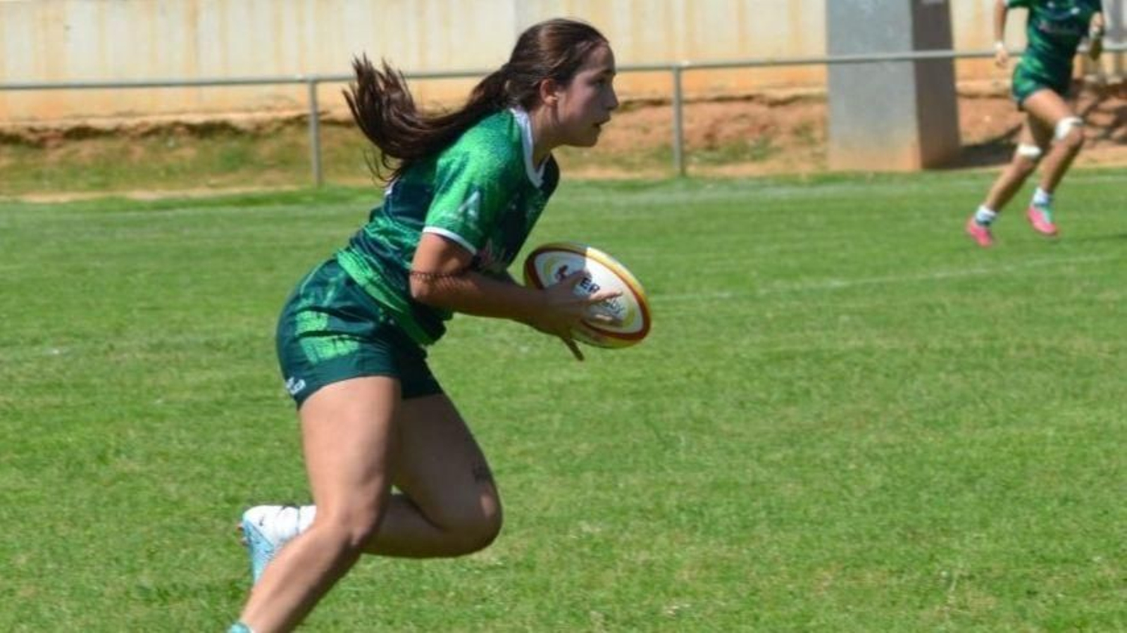 Lucía Aguayo corre con el balón en un partido de la pasada temporada.