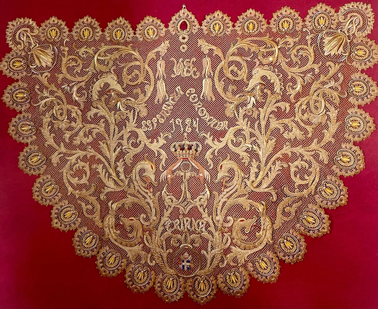 La toca fue estrenada en el año 1989, unos años después de la coronación