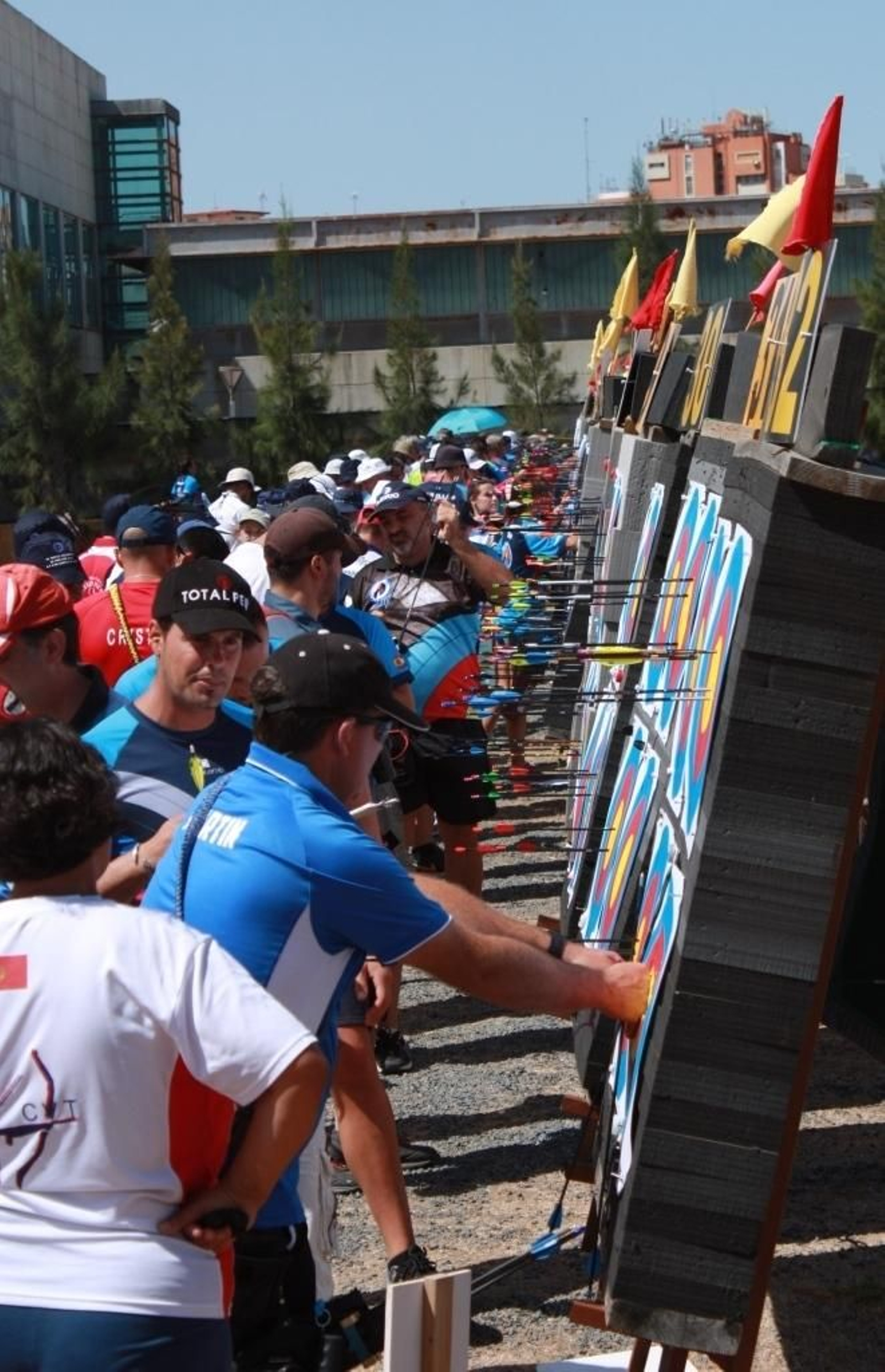 Varios arqueros recogiendo las flechas tras una tirada en el Trofeo.