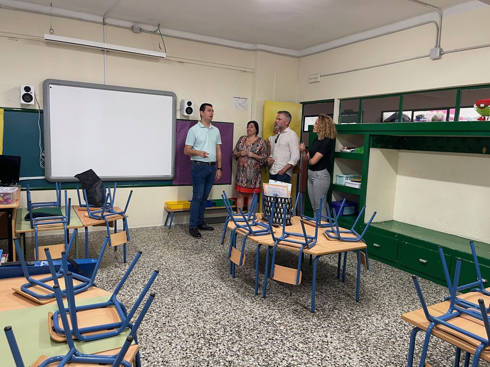 El alcalde visita el 'CEIP Atalaya'.