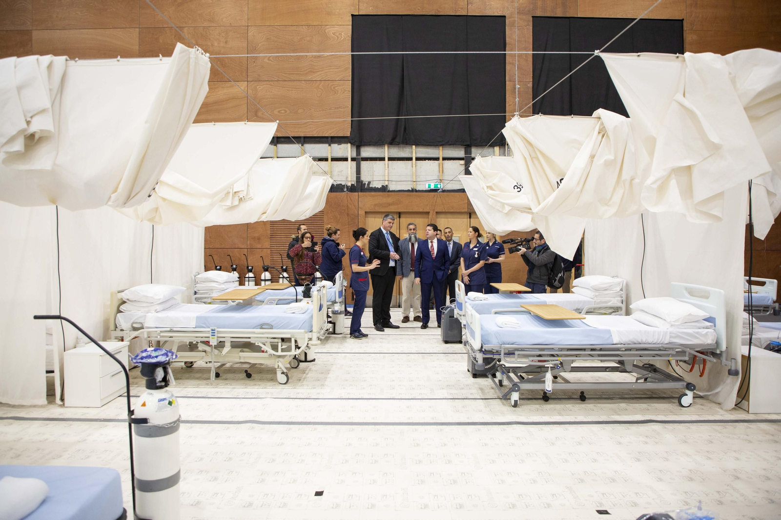 Las autoridades visitan el hospital de campaña habilitado en Gibraltar.