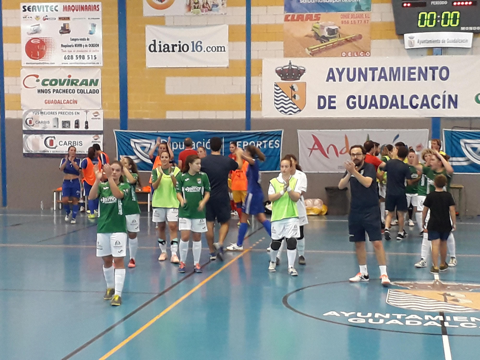 Las jugadoras del Guadalcacín FSF aplauden a los aficionados tras el partido.
