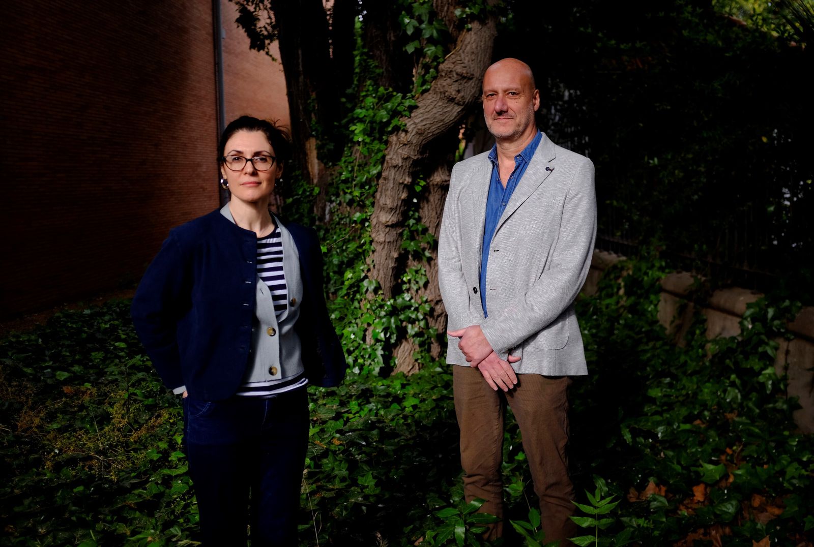 Paola Setaro y Marco Rinaldi, en los jardines de la Biblioteca Infanta Elena.