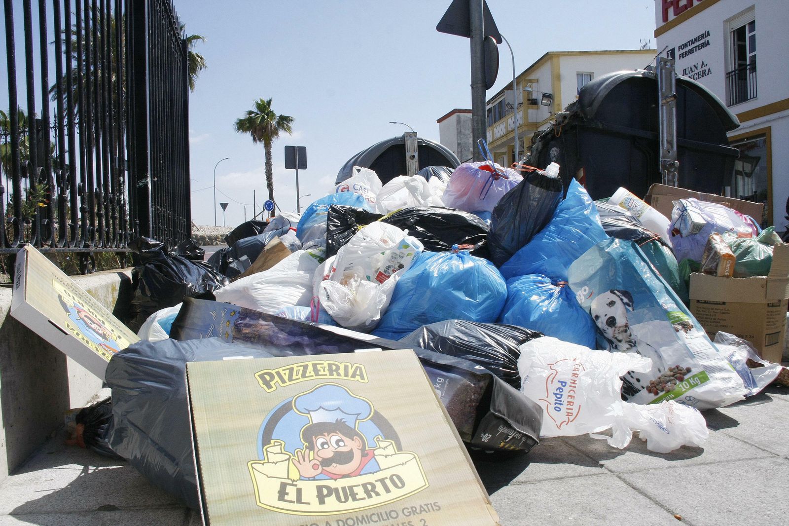 Acumulación de basura en las calles de El Puerto.