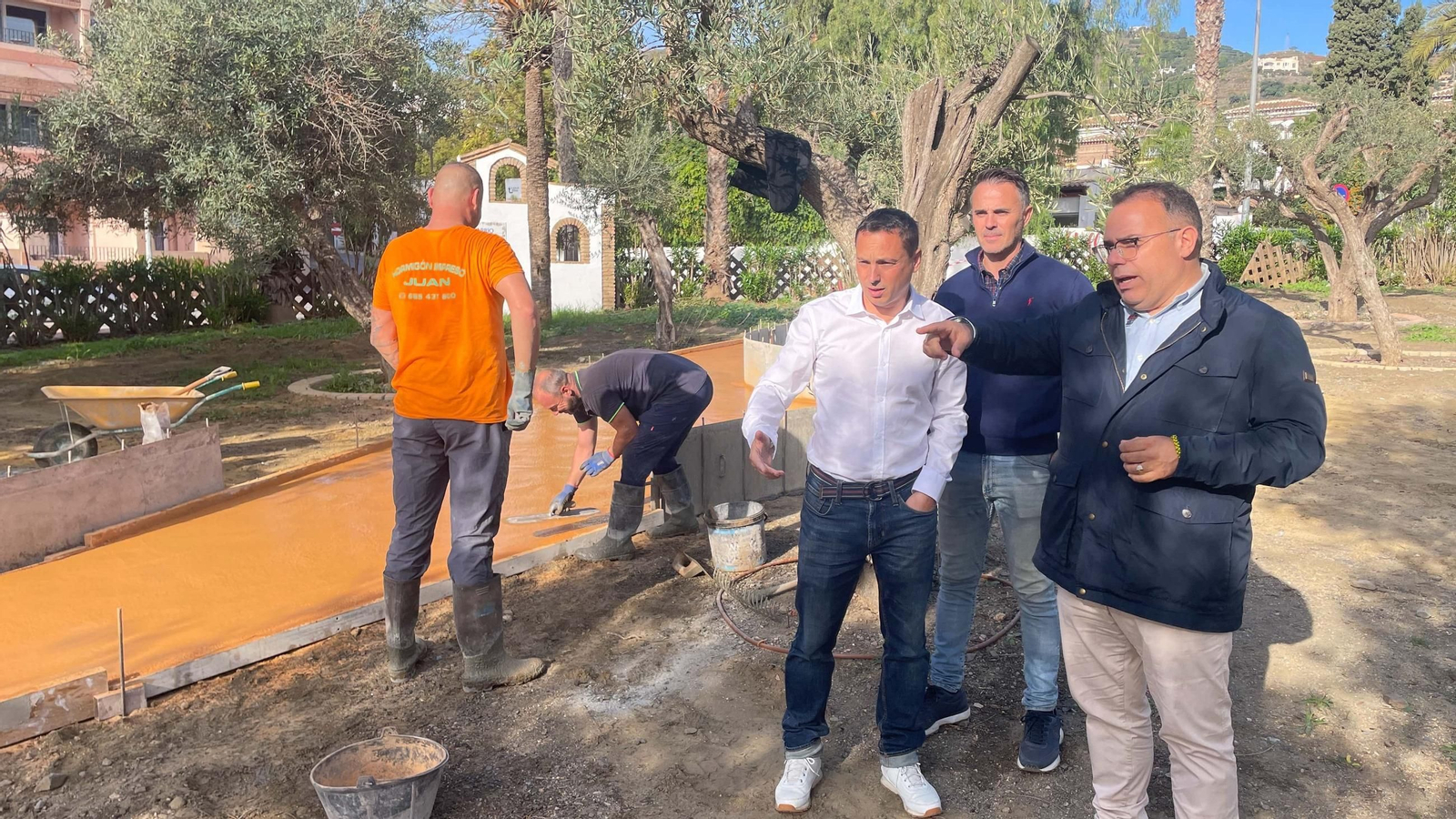 El alcalde de Almuñécar, Juanjo Ruiz, acompañado por el concejal Carlos Ferrón en la visita a las obras en el parque El Pozuelo
