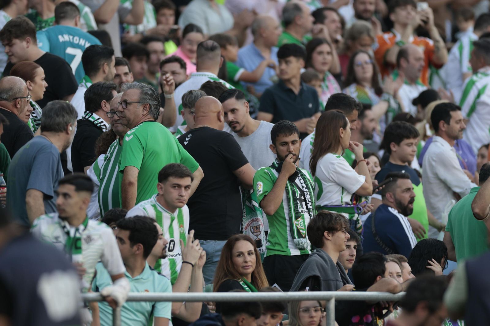 Búscate en las fotos del Betis - Valencia