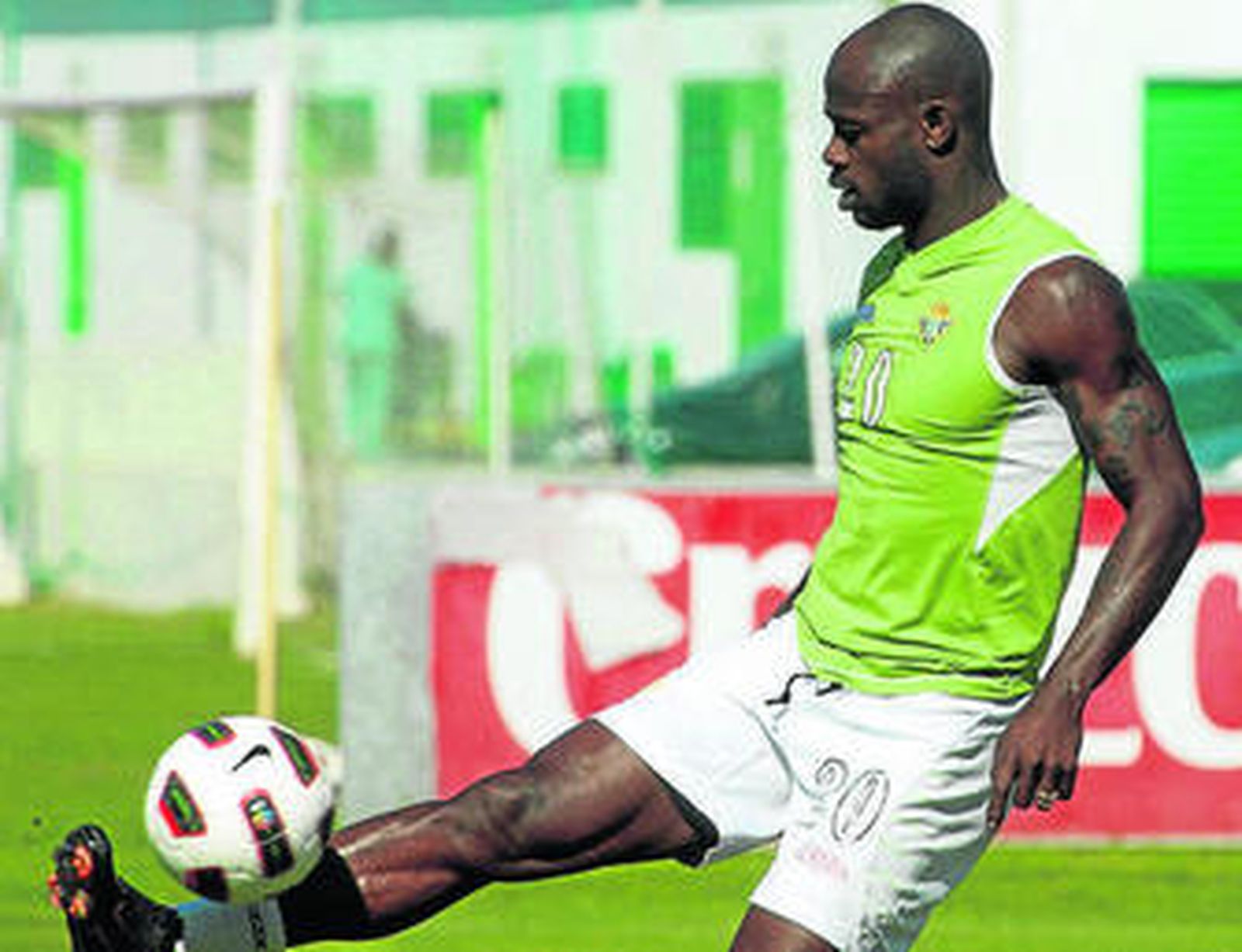 Emana controla el balón en un entrenamiento.