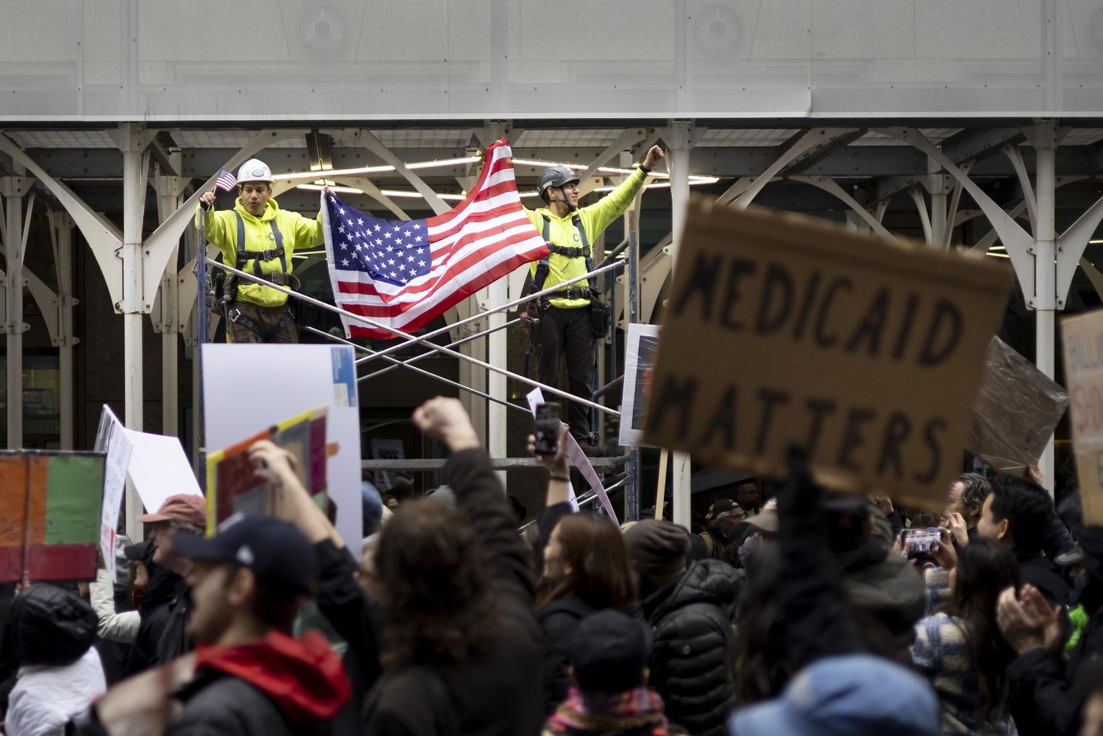 Miles de manifestantes contra Trump y Musk en EEUU: "¡Quita tus manos!"