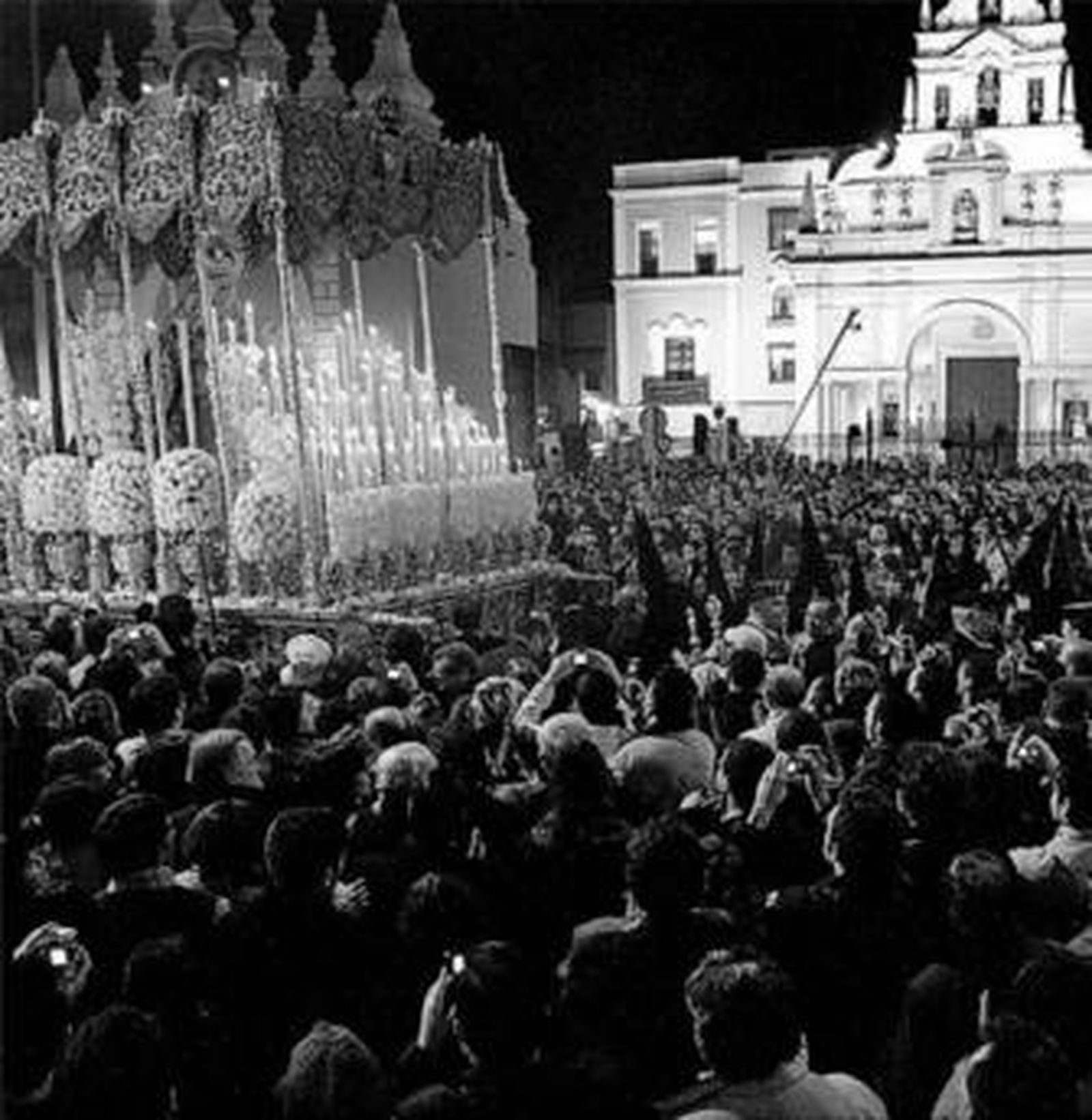 Salida del paso de palio de la Virgen de la Esperanza la pasada Madrugada.