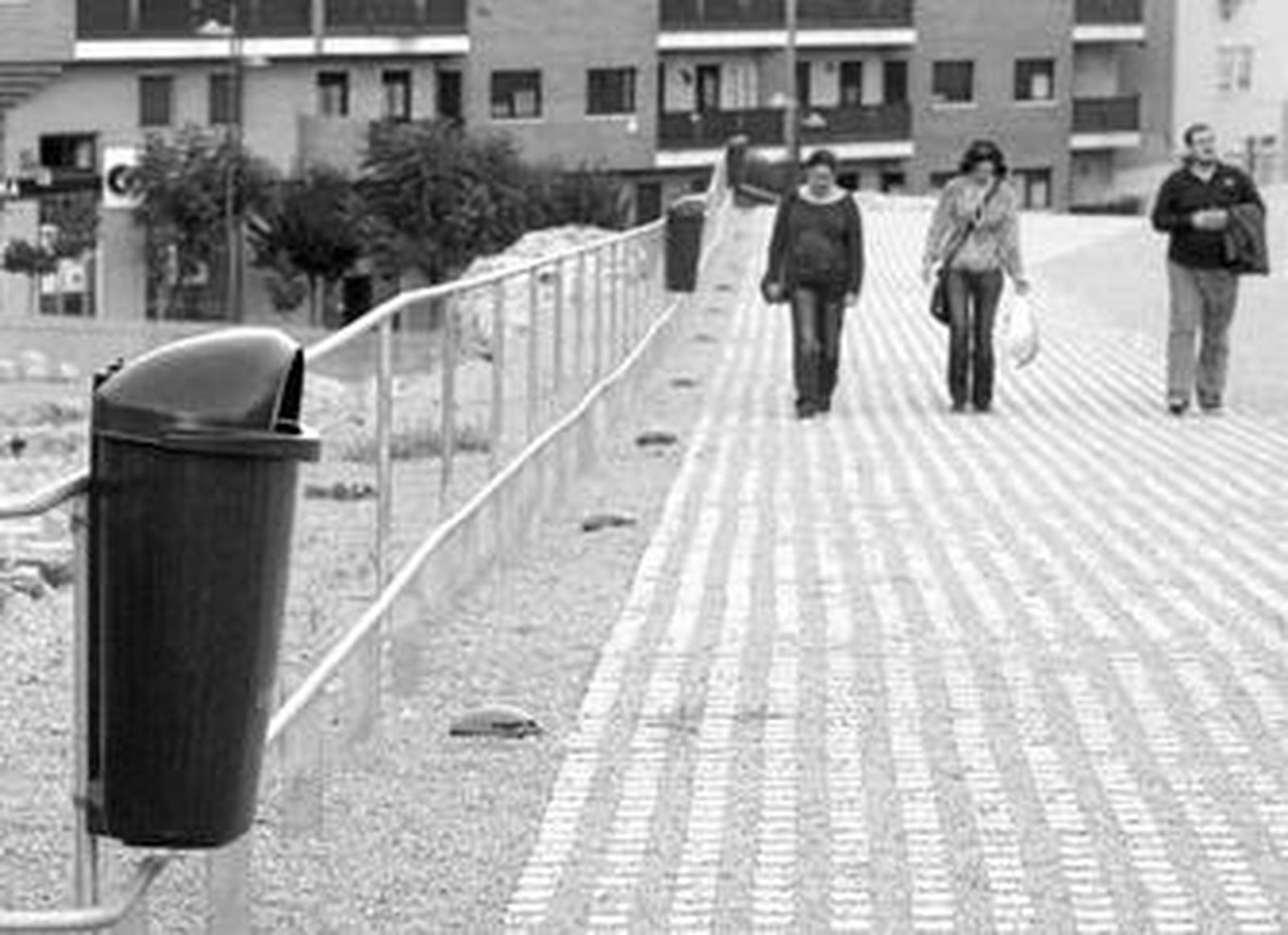Se han instalado papeleras en el parque meriní.