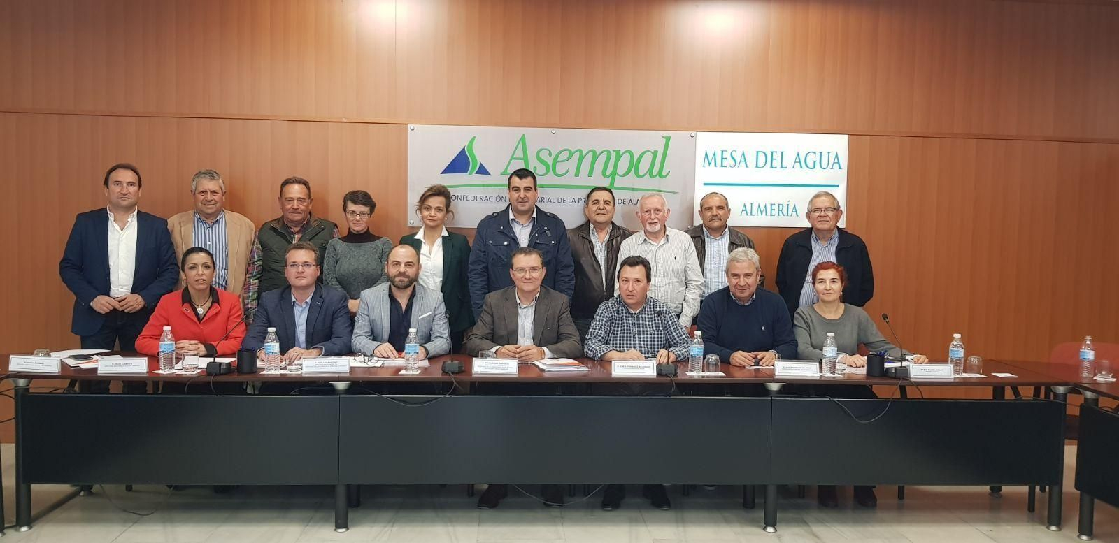 La Mesa del Agua de Almería se reunió ayer en la sede de Asempal con varios diputados de Ciudadanos en el Congreso de de los Diputados.