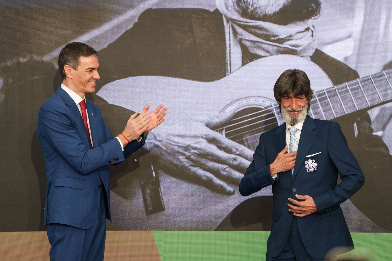 Caracafé muestra la condecoración recibida por el presidente del Gobierno, Pedro Sánchez, durante el acto de homenaje al pueblo gitano