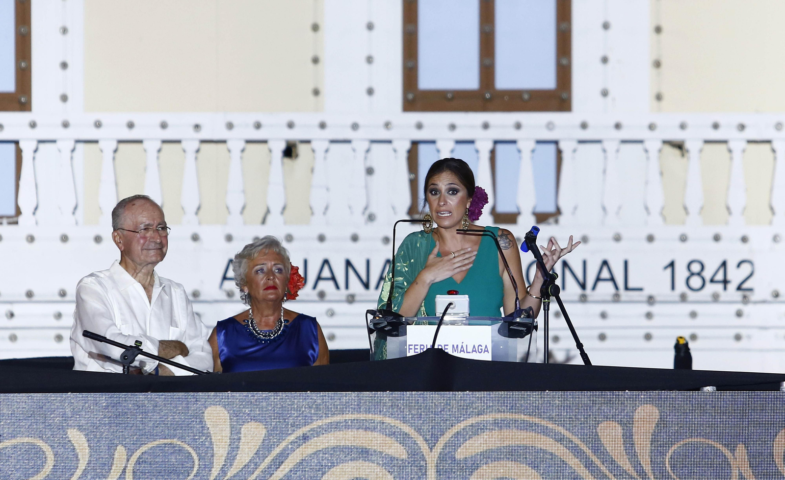 María Peláe durante su pregón, junto al alcalde y la concejala de Fiestas.