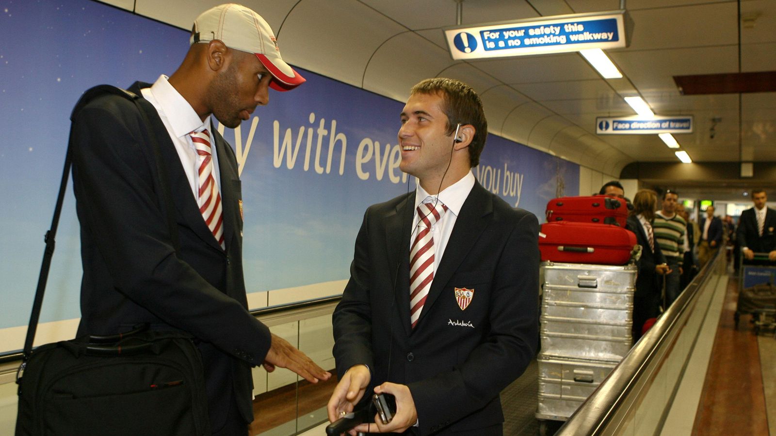 Kerzhakov, junto a Kanouté en un desplazamiento del Sevilla en Europa.