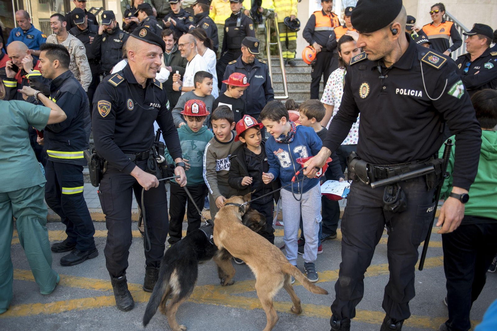 Las Fuerzas de Seguridad visitan a los menores ingresados en el Hospital Materno Infantil