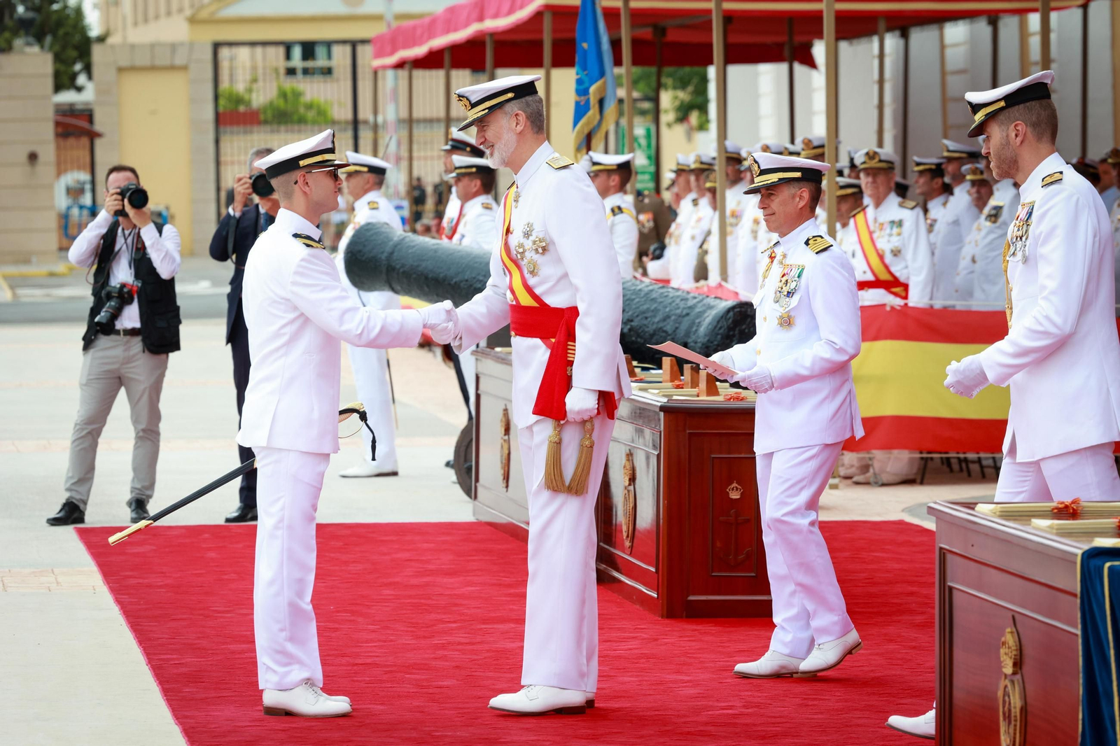 Las imágenes de la entrega de despachos a los nuevos suboficiales de la Armada que ha presidido el Rey en San Fernando
