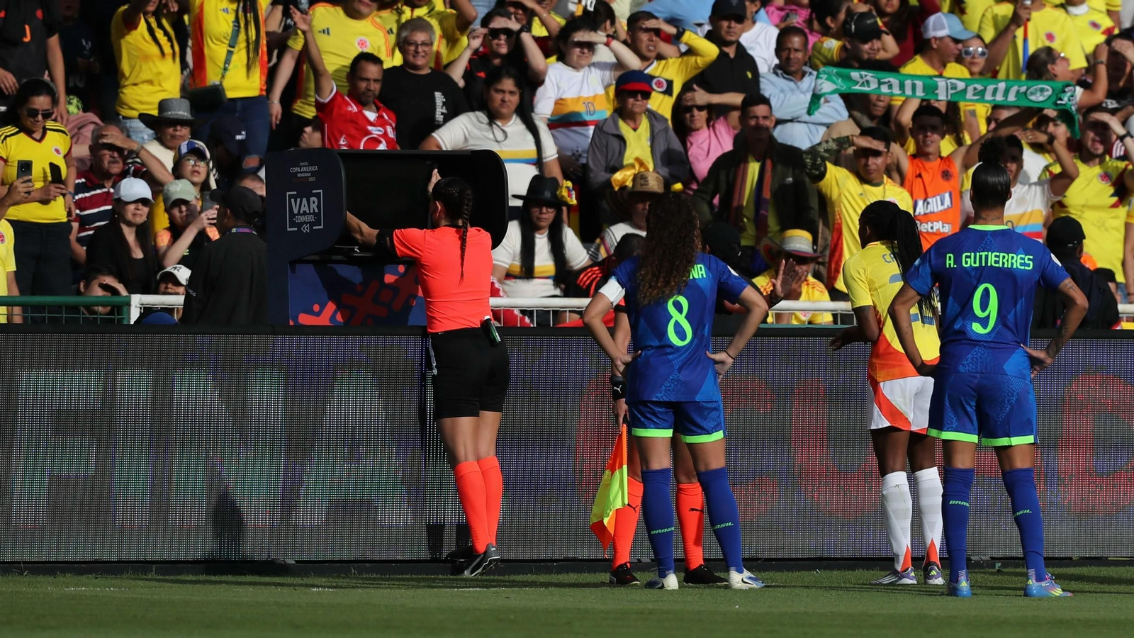 La árbitra revisa el VAR en un Colombia-Brasil