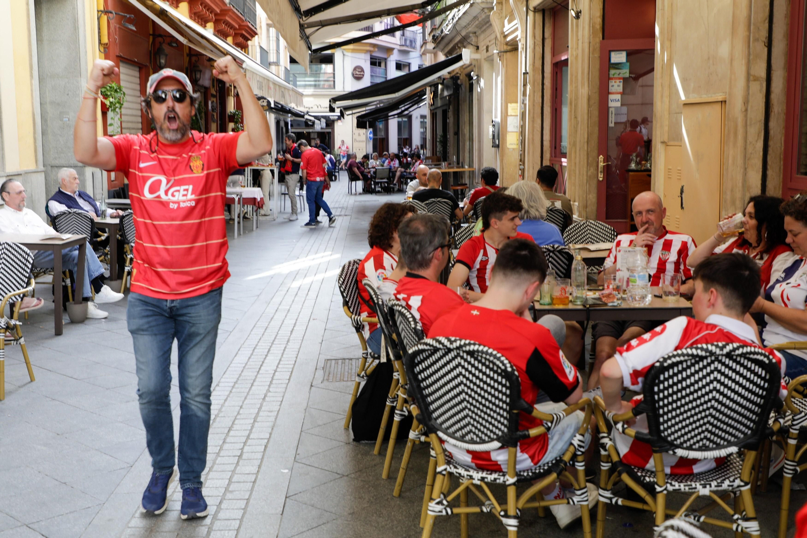 Las fotos de hinchas del Athletic y del Mallorca por Sevilla