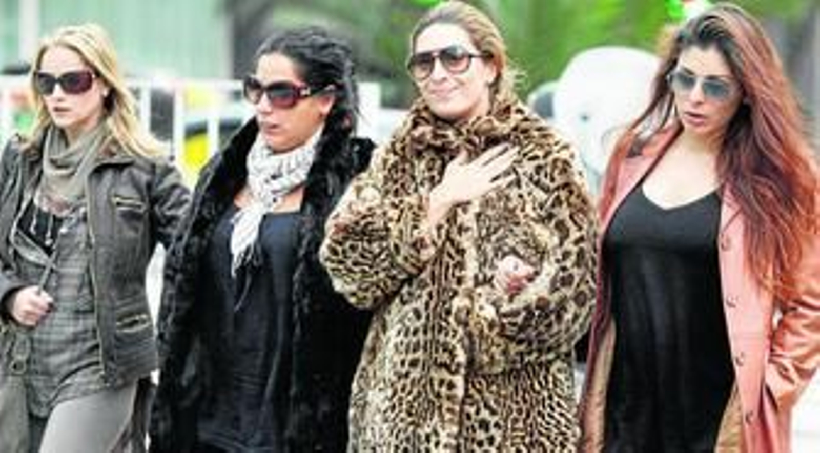 Estrella Morente, arropada por sus familiares, a las puertas de la clínica madrileña.